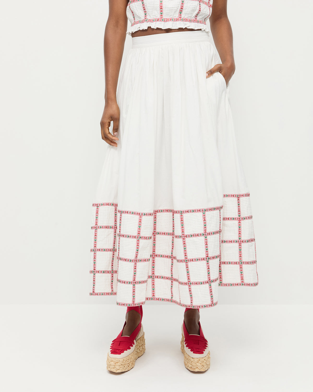 Color: Cream/Red Ribbon