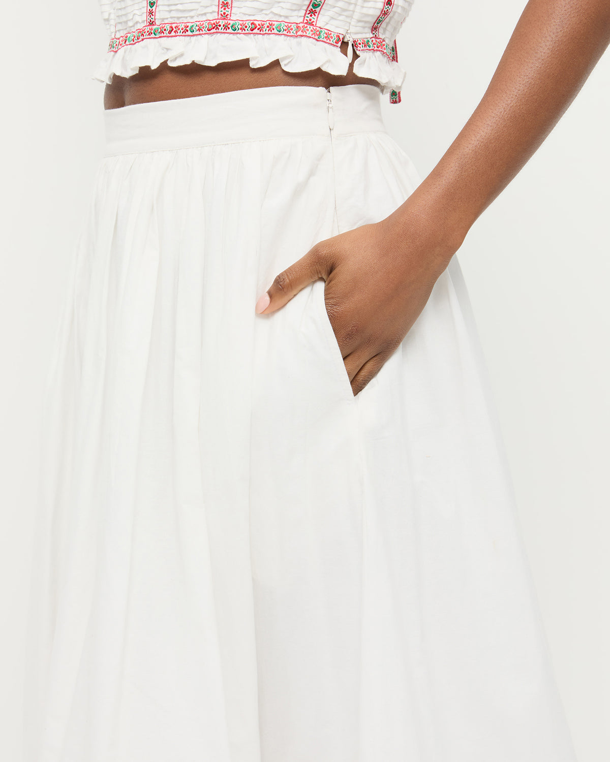 Color: Cream/Red Ribbon
