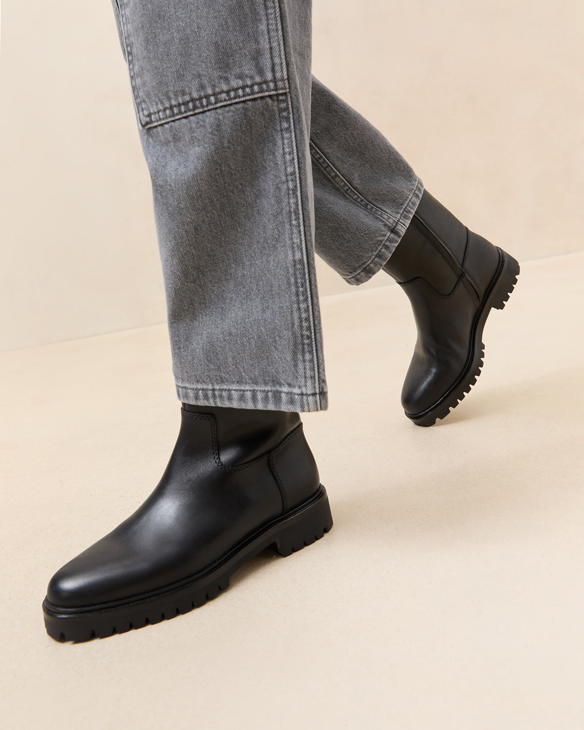 Color: Black/Cream