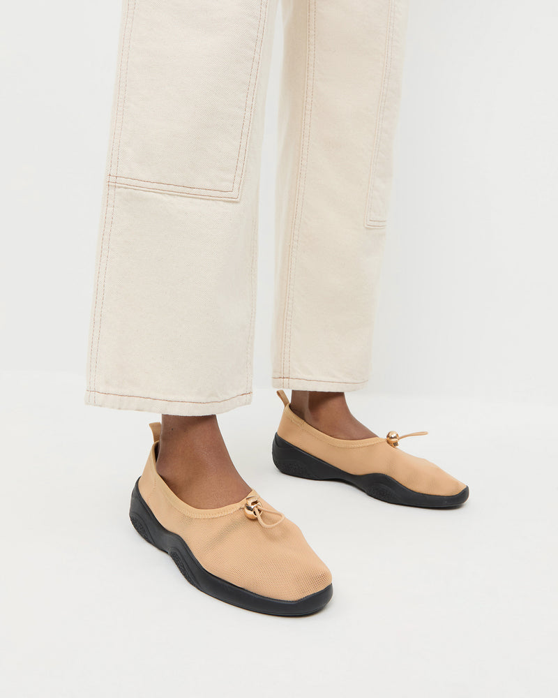 Color: Caramel/Black