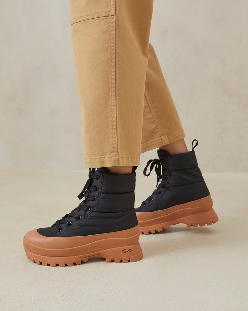 Color: Black/Terracotta